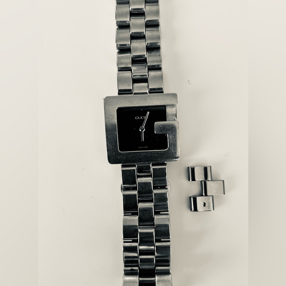 Vintage Classic Motif Gucci Watch with extra link